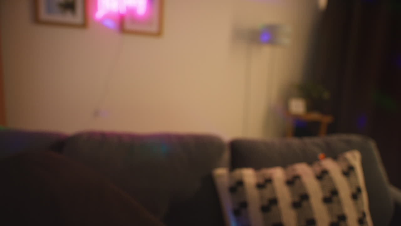 hombre despertando tendido en el sofá después de beber alcohol en la fiesta de la casa sufriendo de resaca