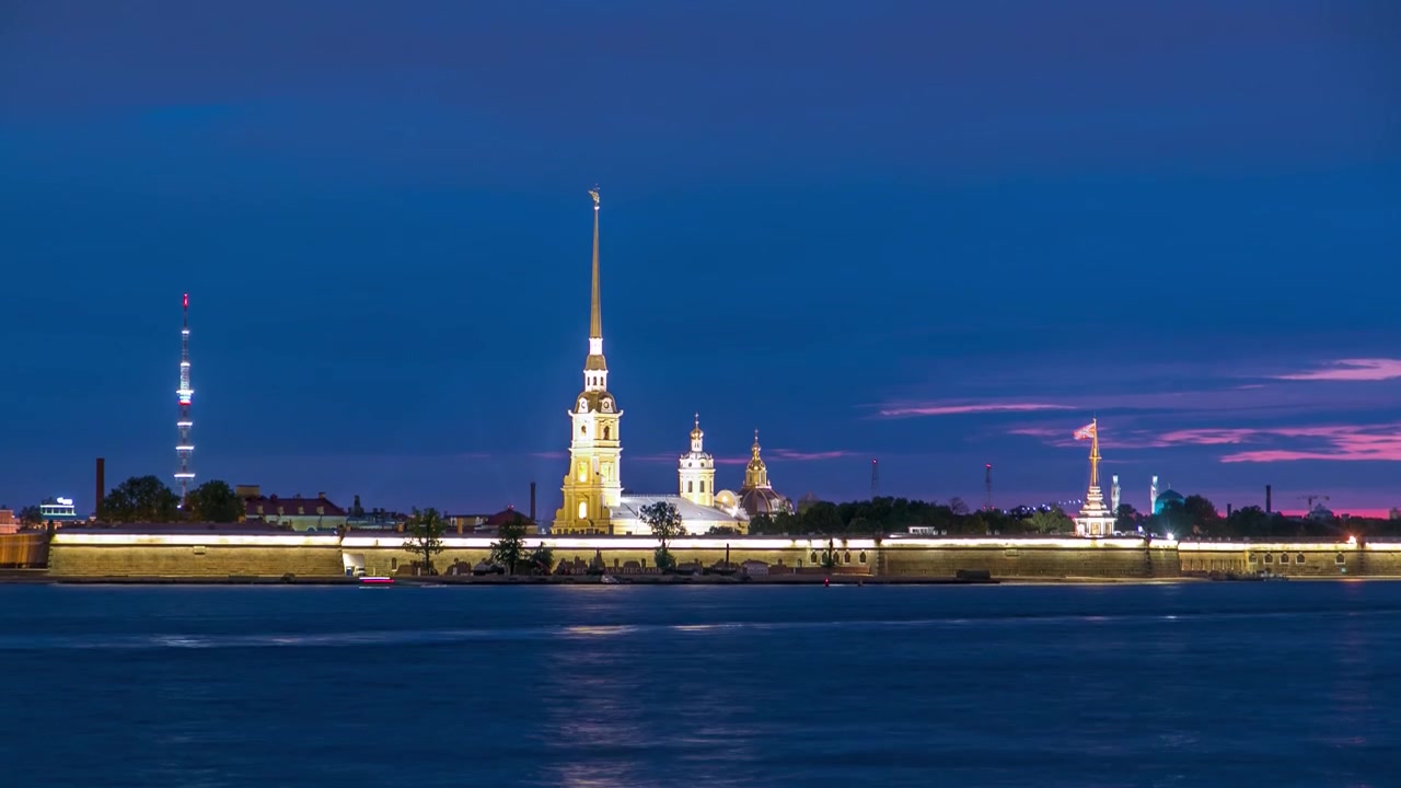 Timelapse fanger Peter og Paul-fæstningens natlige storhed, Sankt Petersborgs oprindelige citadel, set fra et tag. Grundlagt af Peter den Store. Sankt Petersborg, Rusland