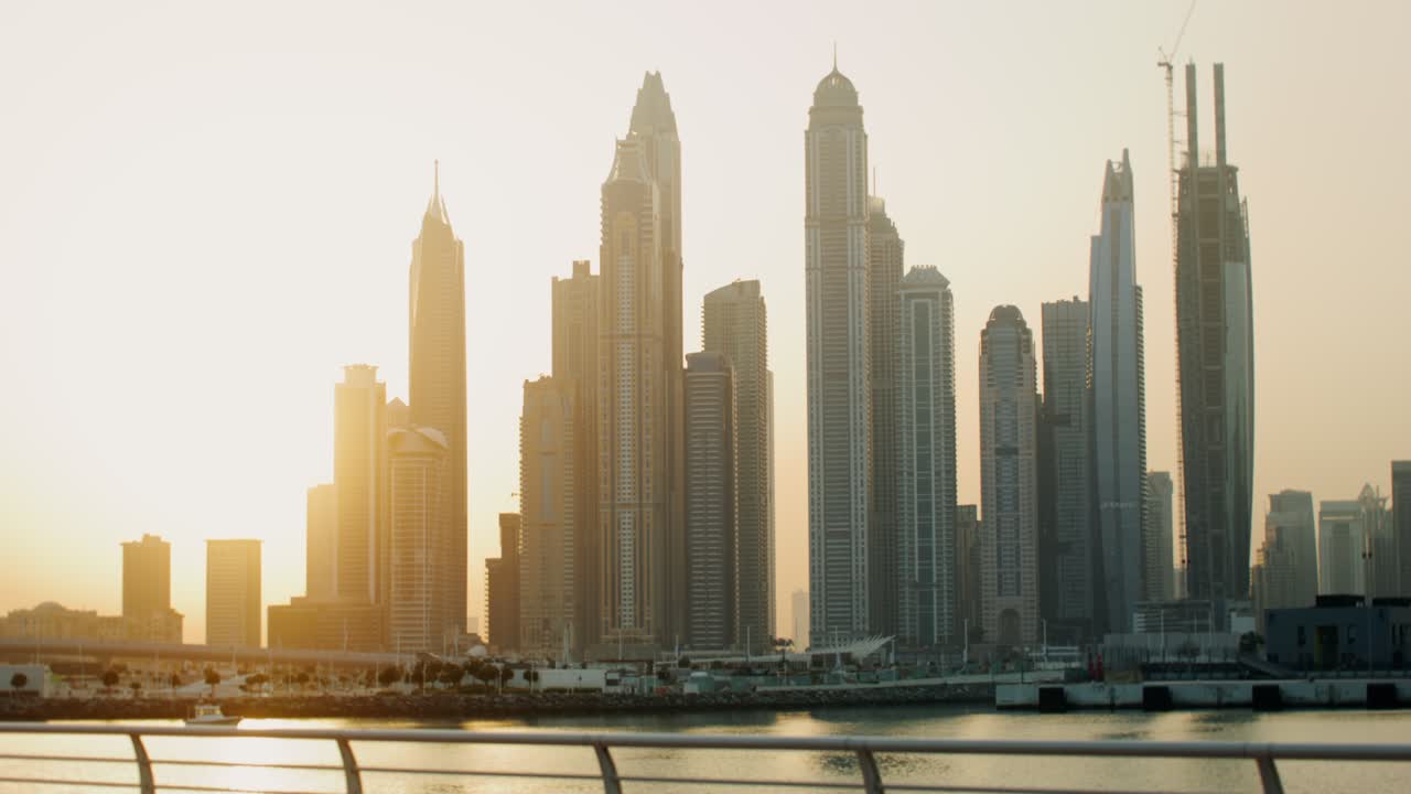 Skyline di Dubai all'alba/al tramonto
