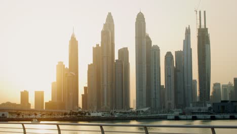 el horizonte de dubái al amanecer y al atardecer