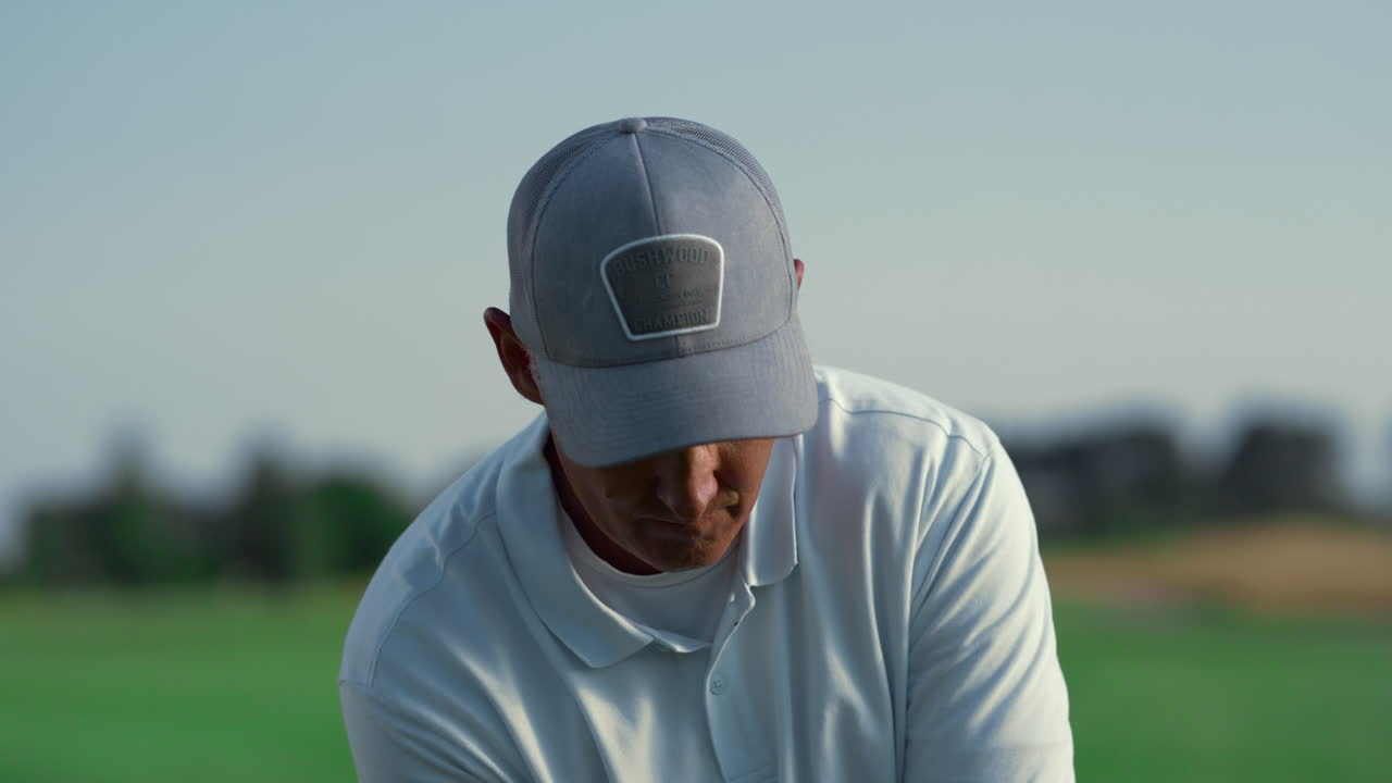 스포츠맨은 페어웨이에서 골프 경기를 합니다. 고등 선수는 골프 클럽을 흔들고 있습니다.