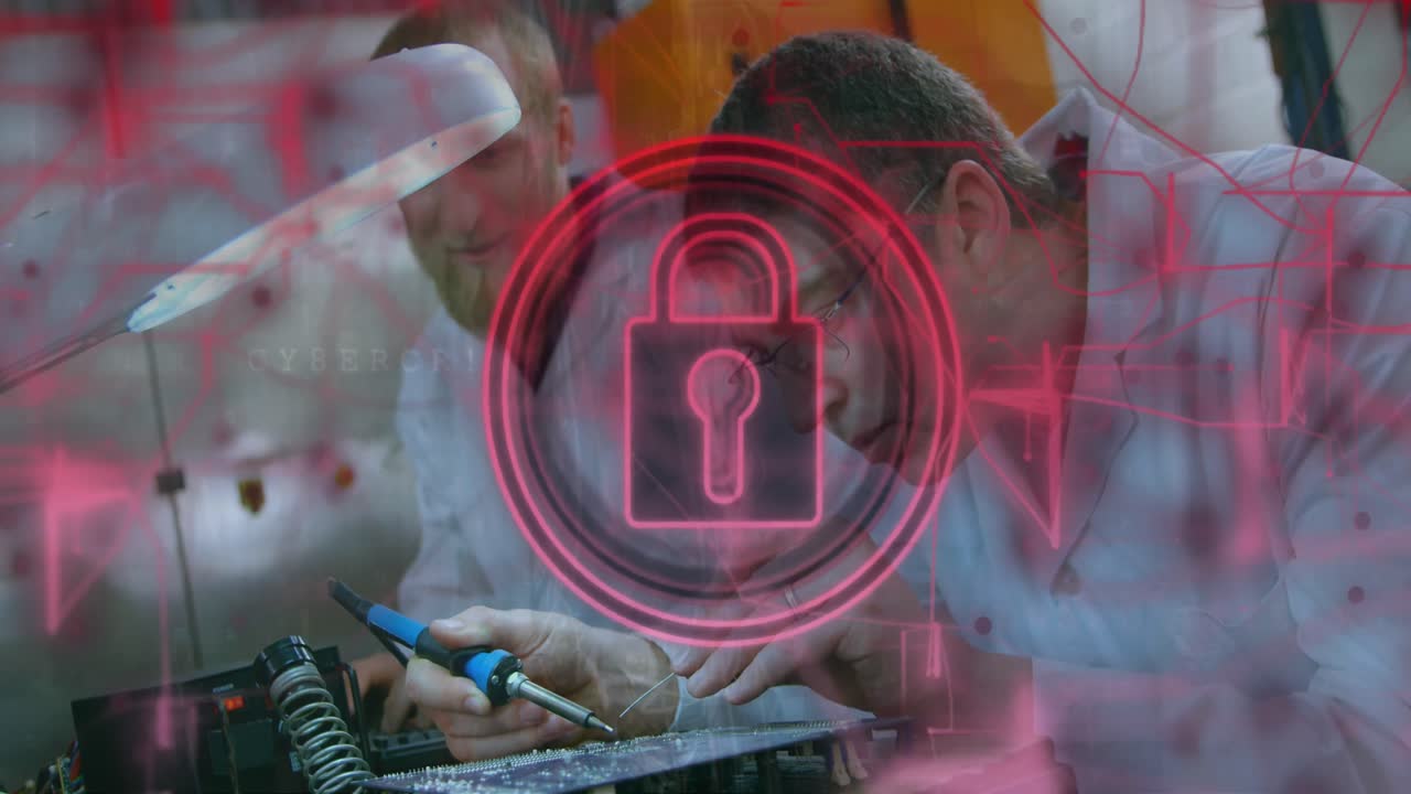 animación del icono del candado de seguridad sobre un ingeniero caucásico soldando una placa de circuito eléctrico