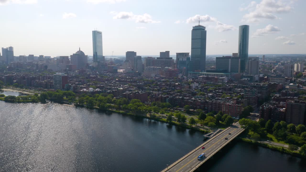 Güzel bir yaz gününde Boston'ın Back Bay bölgesinin büyüleyici havadan görünümü