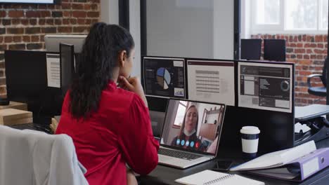 Kaukasische-Frau-Auf-Laptop-Video-Chat-Sitzt-Am-Schreibtisch-Im-Büro