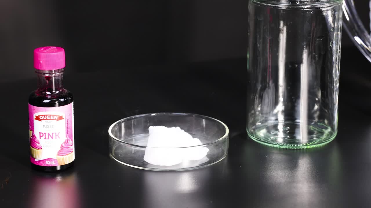 una secuencia que muestra la sublimación de hielo seco con un líquido rosado en un entorno de laboratorio, destacando las reacciones químicas y la formación de vapor