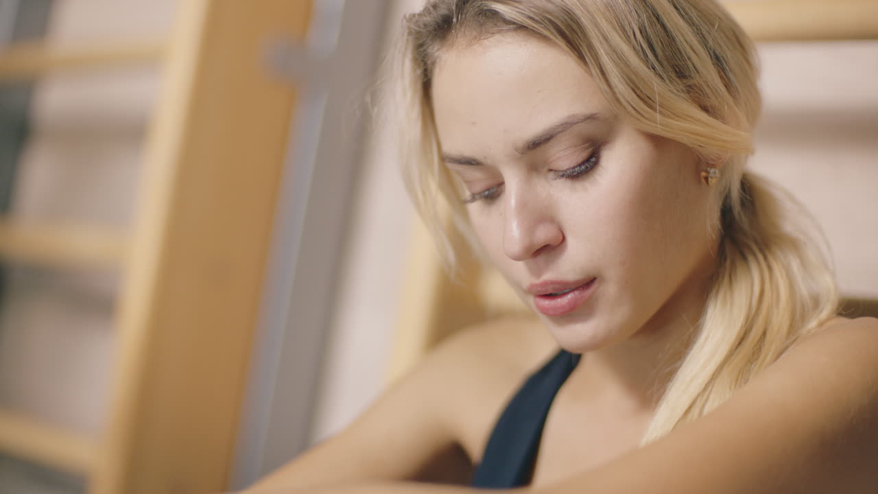 mujer deportiva decepcionada mirando la cámara en el club de fitness.