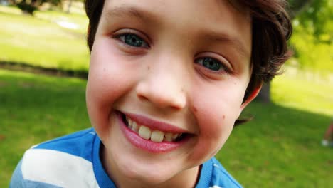 retrato de un niño sonriente en el parque
