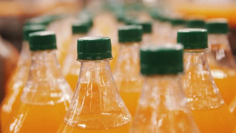 botellas de jugo envasadas en movimiento en la línea de producción