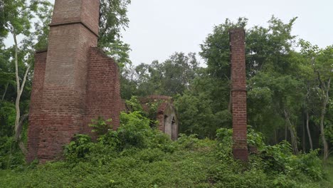 La-Fábrica-De-Nilakuti-O-índigo-Construida-Durante-El-Dominio-Británico-Hoy-Se-Encuentra-En-Un-Estado-Ruinoso-Y-Abandonado-En-El-Bosque