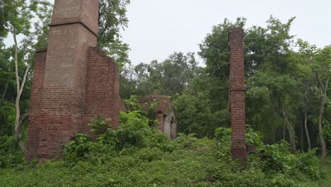 la fábrica de nilakuti o índigo construida durante el dominio británico hoy se encuentra en un estado en ruinas y abandonado en el bosque