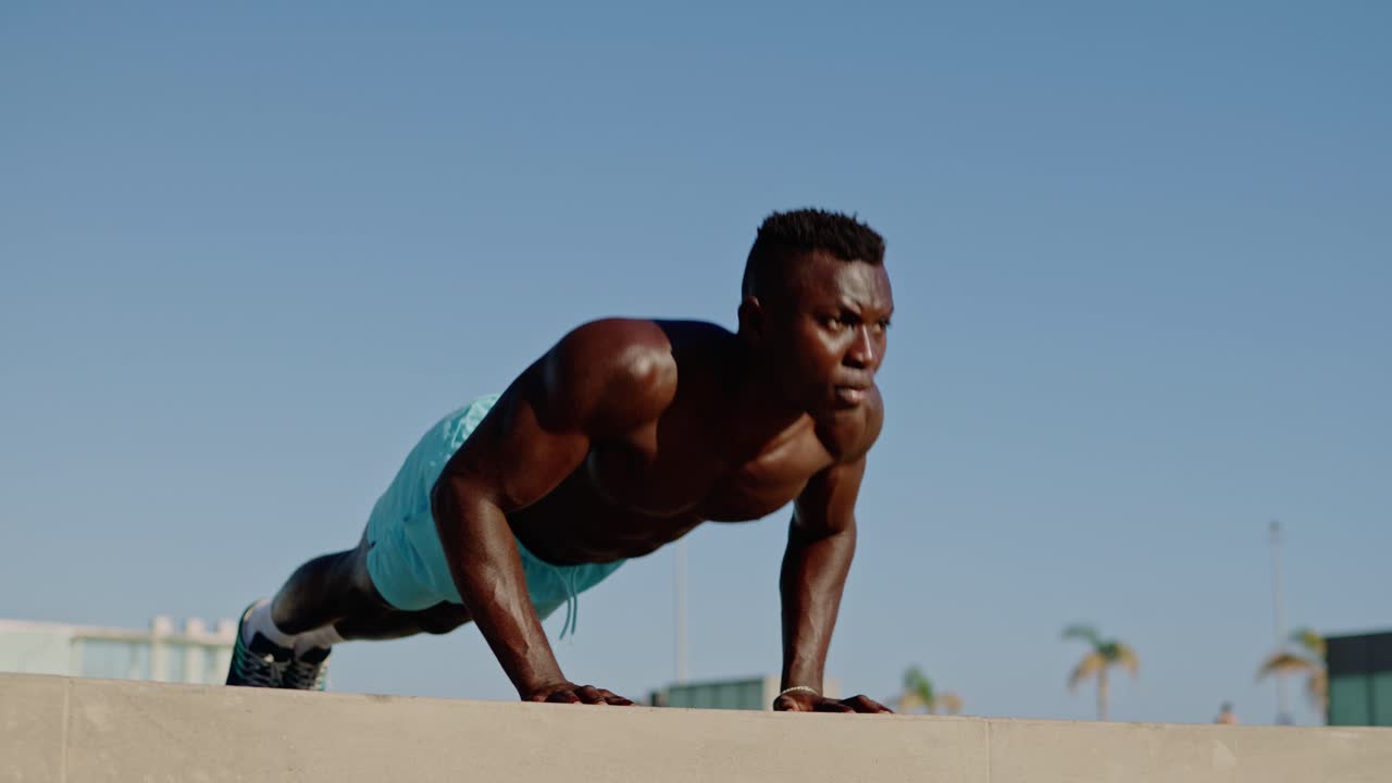 hombre haciendo flexiones al aire libre