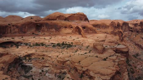 Formación-De-Roca-Arenisca-Natural-En-El-Arco-De-La-Corona-Cerca-De-Moab-En-El-Gran-Condado,-Utah,-Estados-Unidos