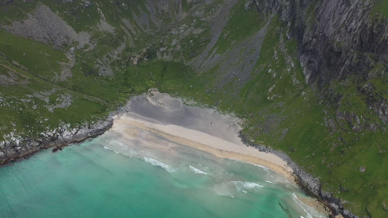 노르웨이 로포텐 제도의 고립된 칼비카 해변의 내려오는 드론  ⁇ , 영화적인 항공  ⁇