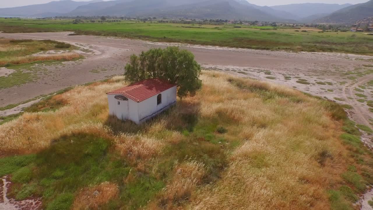 antena: un delta de un río con un puente de carretera que lo atraviesa y algunos edificios agrícolas
