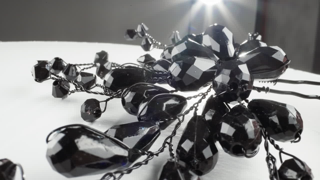 반이는 검은색 구슬 목걸이 반이는 색 표면에 빛 반이는