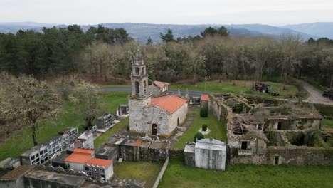 Antenne-Der-Kirche-San-Xoan-De-Ourantes,-Punjín,-Ourense,-Spanien