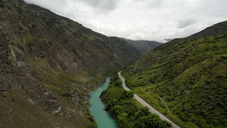 River-that-flows-from-Cromwell-to-Roxburgh,-cycling-tour-near-vineyard