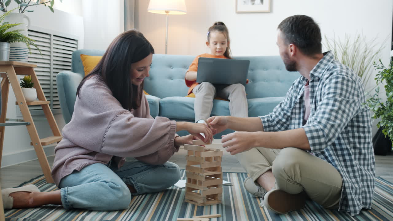 집에서 가족 즐거움