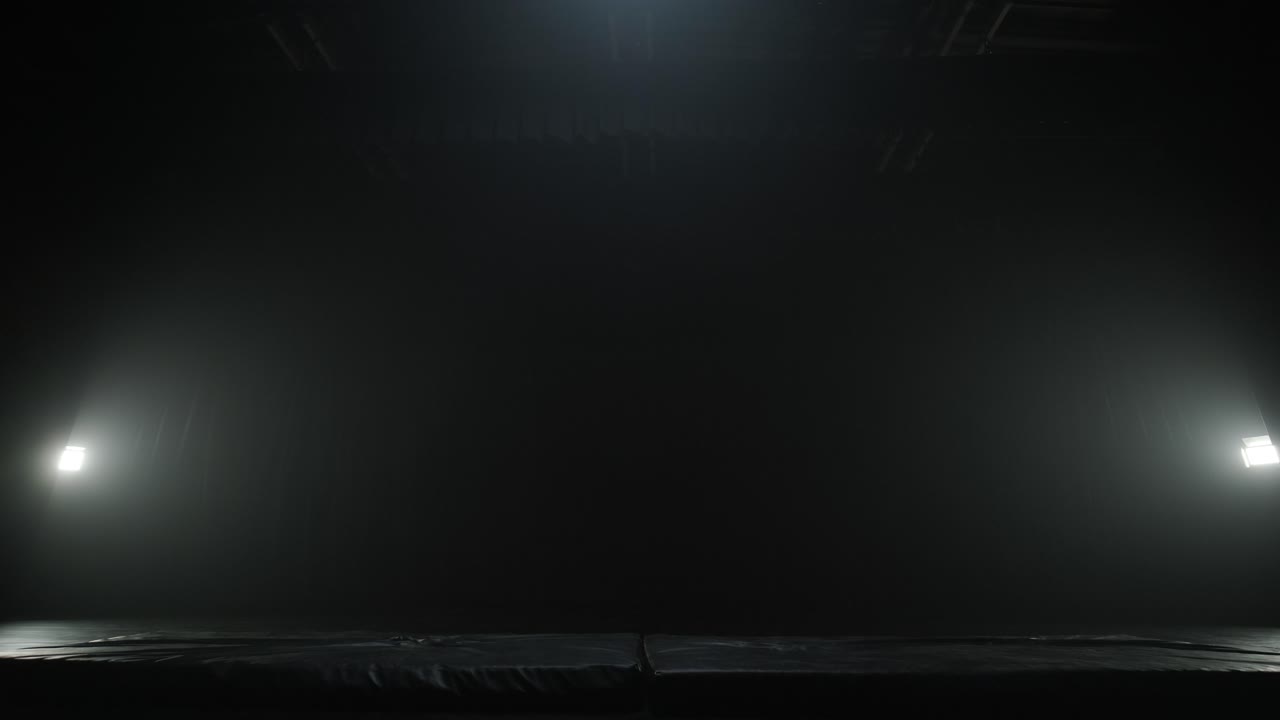 무대에서 역동적인 움직임을 보이는 카포에라 싸움, 무술, 춤, 액션 아크로바틱스, 스포트라이트 아래에서 힘, 유연성 및 기법을 보여주는 벌거벗은 가 운동선수