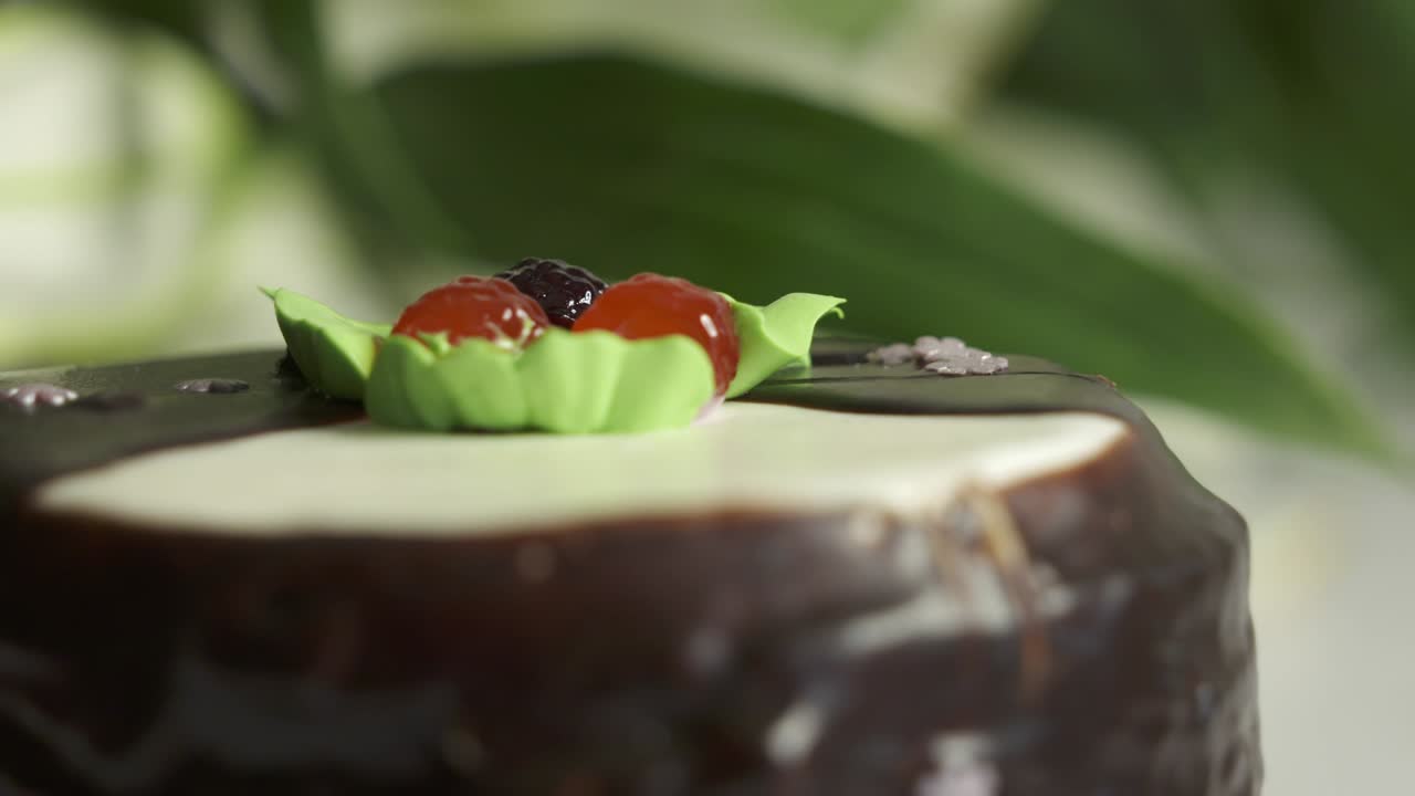 ramo de lirio blanco y pastel de chocolate