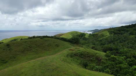 Vista-Panorámica-De-Colinas-En-Baras,-Catanduanes,-Filipinas---Toma-Aérea-De-Drones