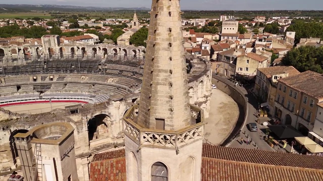 Anfiteatro di Arles nel sud della Francia, patrimonio dell'Impero Romano. Paesaggio europeo, video aereo con drone.