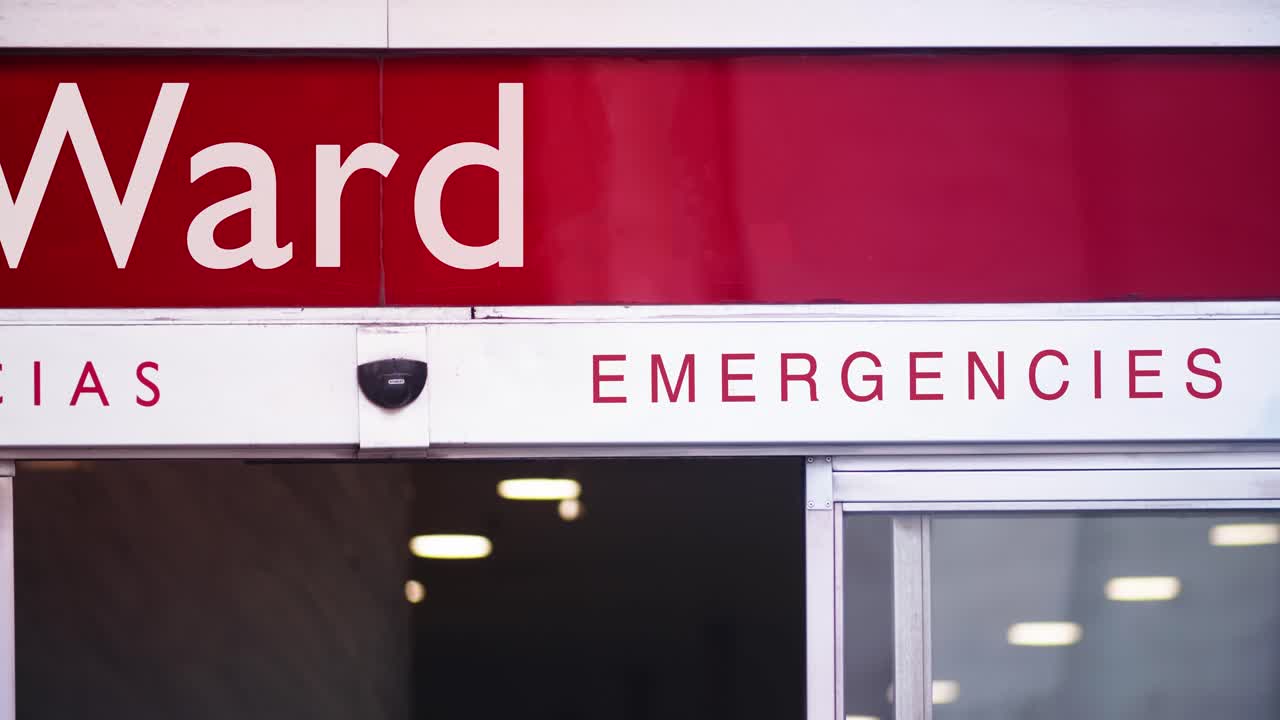 Cartello rosso per l'ingresso del pronto soccorso ospedaliero.