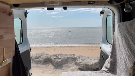 vista desde el interior de una camioneta abierta en el océano