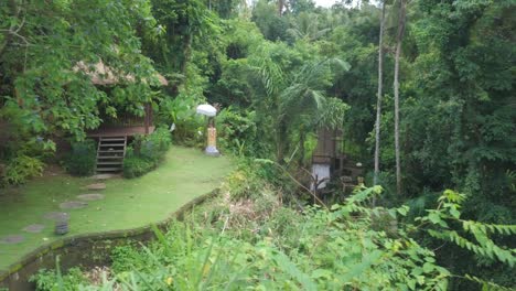 Idílico-Paisaje-Tropical-De-La-Isla-De-Bali,-Vista-Aérea-De-La-Glorieta-Y-El-Arroyo-En-Un-Paisaje-Verde-De-La-Selva-Tropical,-Tiro-De-Drones-A-La-Izquierda-De-La-Muñeca