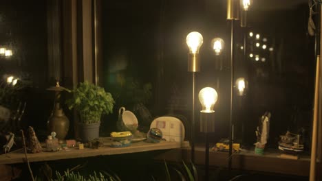 recuerdos y plantas se sientan en el alféizar de la ventana de la cabina noche interior
