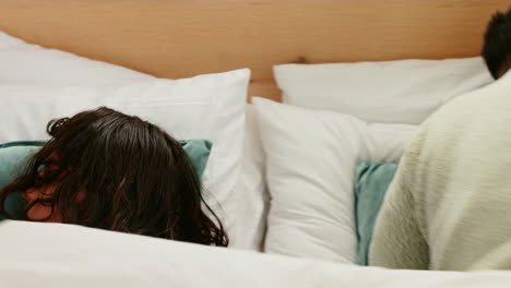 레즈비언 커플, 침대에서 피곤하면서 싸우고 논쟁합니다.