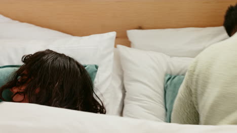 pareja de lesbianas, pelean y discuten mientras están cansados en la cama