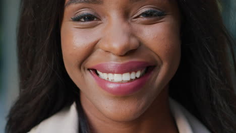 Cara,-Retrato-Y-Mujer-Negra-Feliz-De-Nigeria