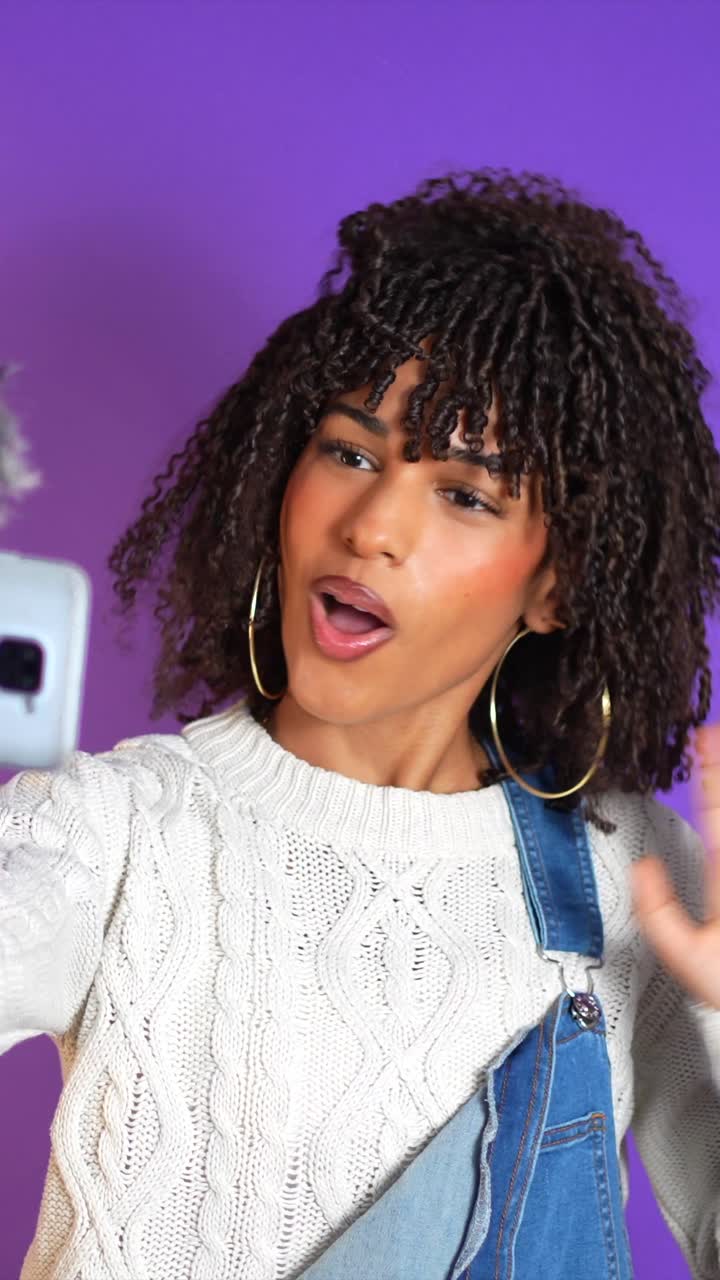 retrato de una mujer con el cabello rizado