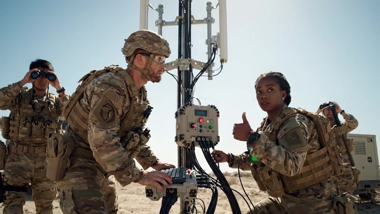 Soldati che installano apparecchiature di comunicazione in condizioni desertiche per operazioni tattiche che coinvolgono tecnologia avanzata e coordinamento militare