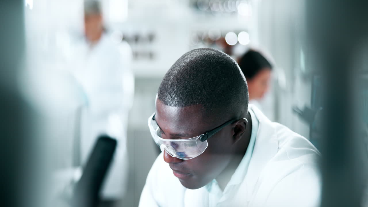 científicos trabajando en un laboratorio