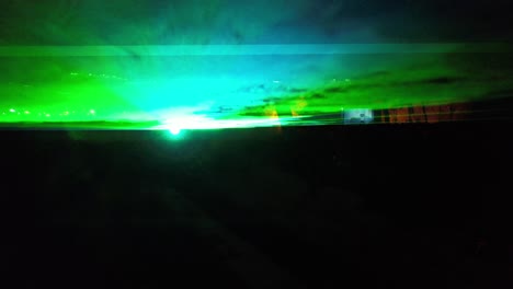 drone volando a través de la proyección láser sobre humo, luces verdes y azules de la actuación al aire libre