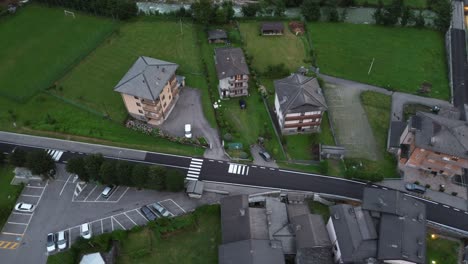 Las-Casas-De-Montaña-En-Fiumenero-Pueden-Ser-Una-Forma-Diferente-De-Viajar,-Están-En-Italia-Y-Son-Casas-Preciosas