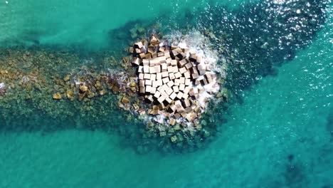 Vista-Aérea-De-Drones-De-Un-Rompeolas