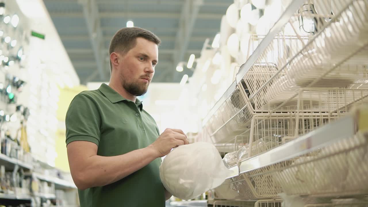 hombre comprando vajilla en una tienda