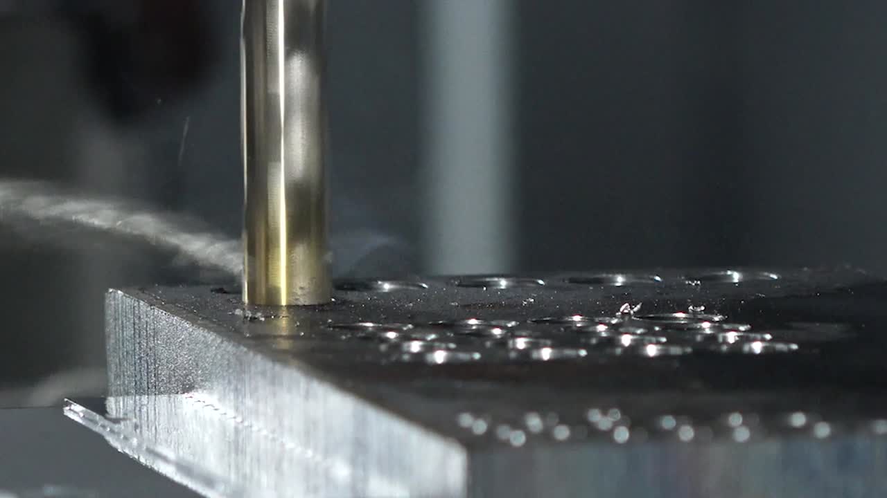 cnc 굴착 기계는 금속 표면에 구을 니다.