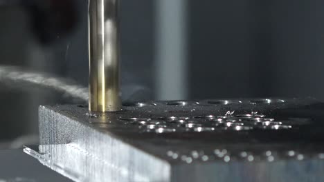 la máquina de perforación cnc perfora agujeros en la superficie del metal, de cerca