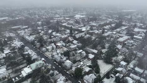 pequeña ciudad en américa durante la tormenta de nieve en invierno