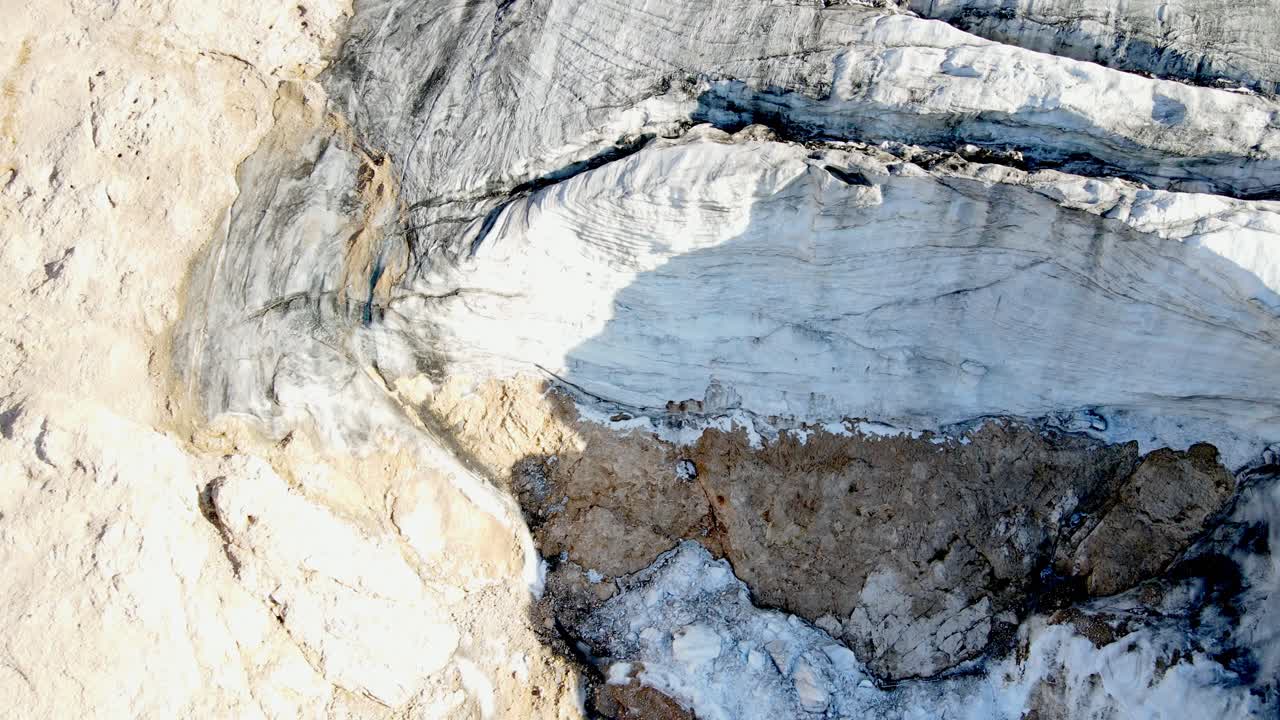 vistas aéreas de la montaña marmolada en los dolomitas, italia