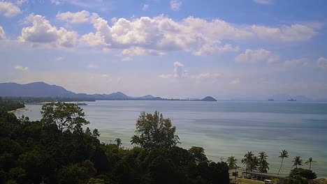 Blick-Auf-Das-Meer-Von-Oben-Auf-Einem-Berg-An-Einem-Bewölkten-Schönen-Tag-Mit-Großen-Bergen-Im-Hintergrund