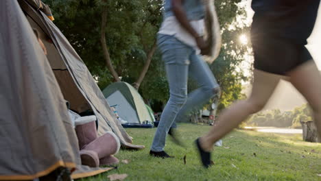 acampar, por la mañana y correr con amigos