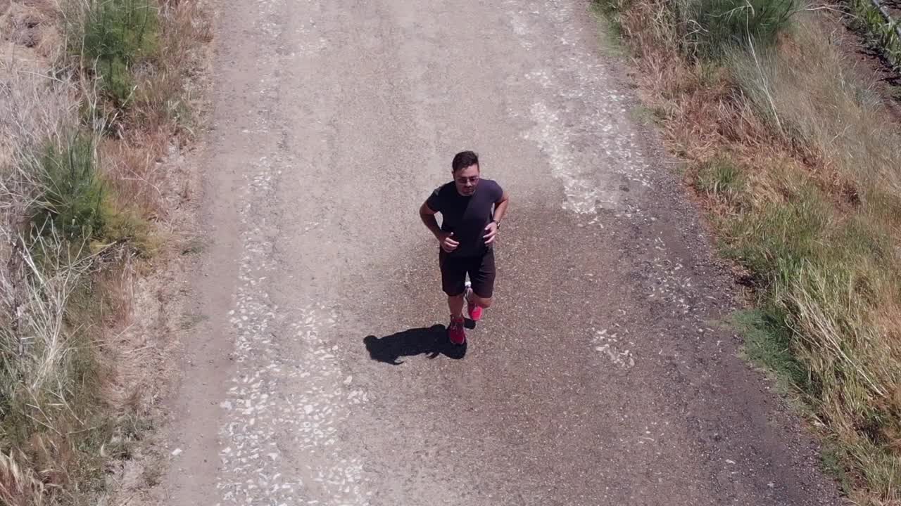 들판을 달리는 남자