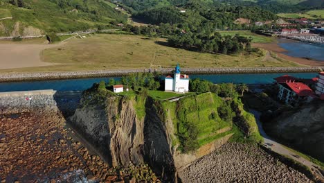 Zumaia-Leuchtturm-In-Gipuzkoa,-Baskenland---Drohnen-Luftaufnahme