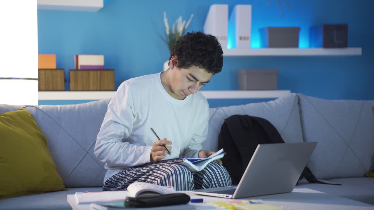 남성 학생은 집에서 자신의 지능을 사용하여 문제를 해결합니다.