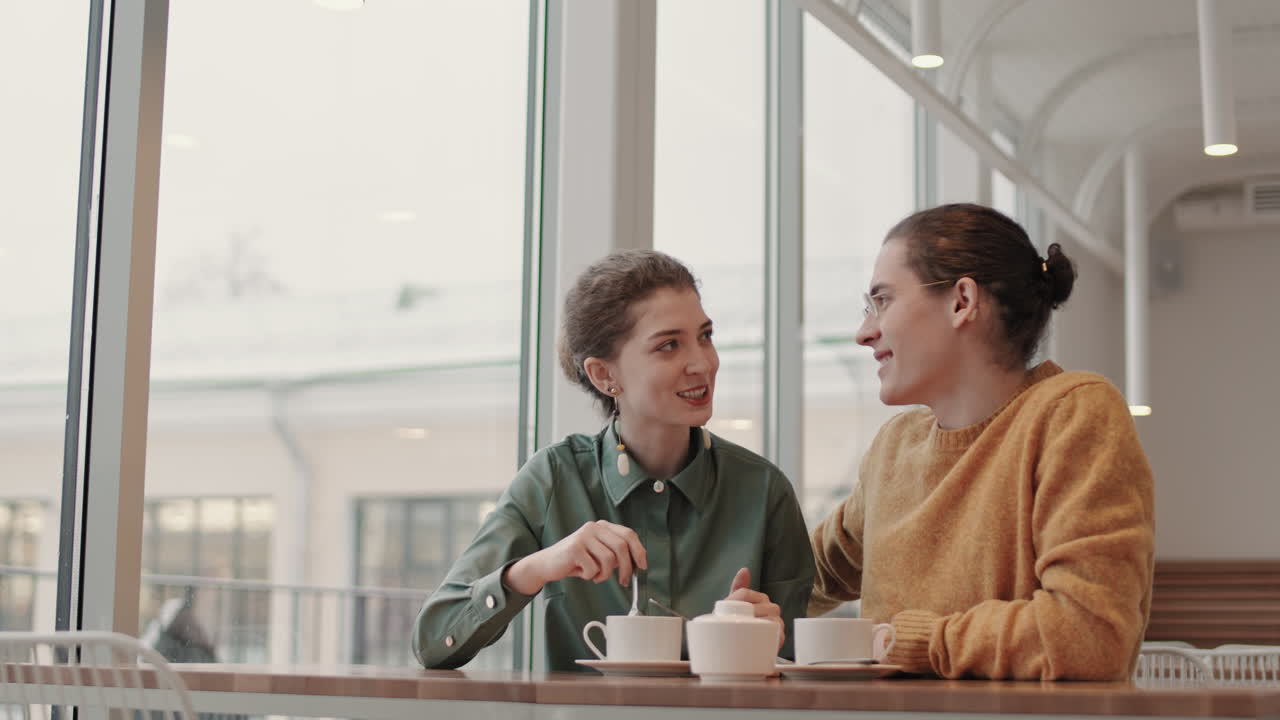 남자 와 여자 가 카페 에서 만적 인 데이트 를 하고 있다